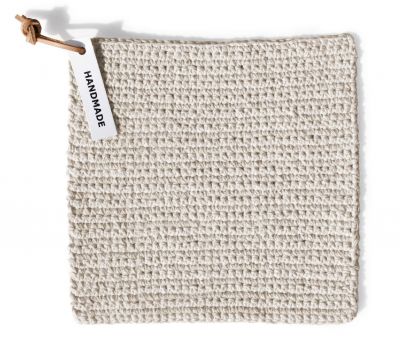 Handgemachter, gehäkelter Topflappen in Beige mit "Handmade"-Etikett, ideal als Küchenaccessoire und Hitzeschutz.